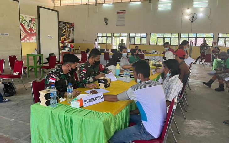Satgas Pamtas Yonarmed 19/105 Trk Bogani saat Bantu Vaksinasi Covid-19 di Perbatasan
