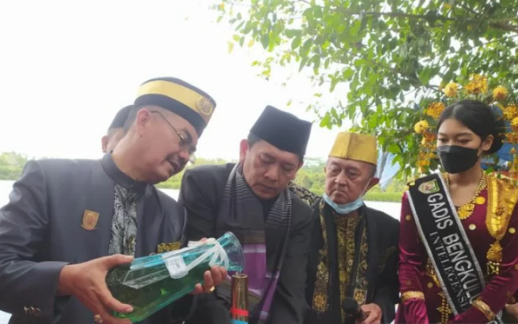 Anggota DPRD Nuzuludin Gelar Prosesi Pengambilan Air Danau Dendam Tak Sudah