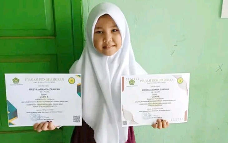 Firsya Amanda Zakiyah saat menunjukan piagam penghargaan yang diraihnya pada ajang KSM tingkat Kabupaten dan Provinsi, Selasa (04/10/2022).