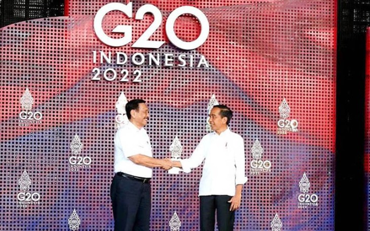 Menko Marves, Luhut B Pandjaitan saat bersama Presiden Joko Widodo.