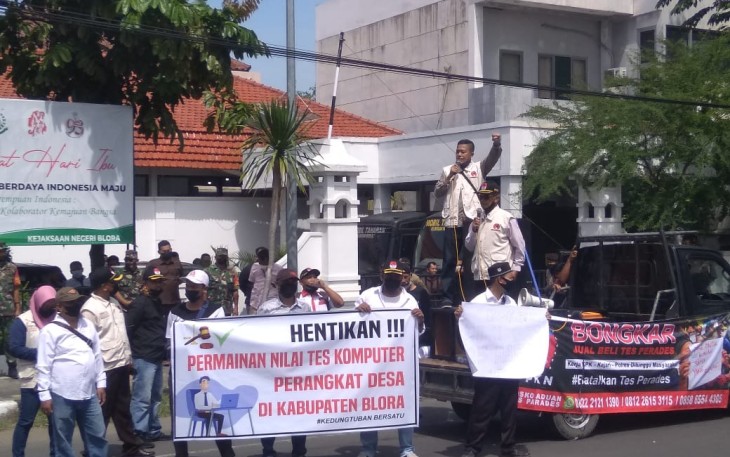 Ratusan massa PKN Blora melakukan unjuk rasa terkait tes perades didepan kantor Kejaksaan Negeri Blora.
