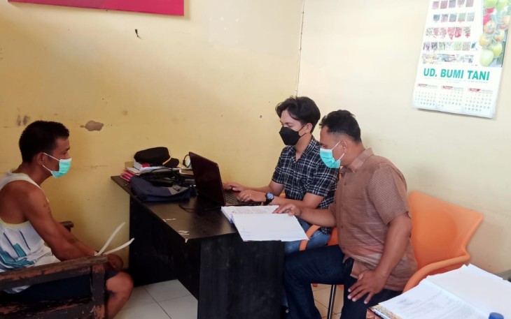 Tersangka saat diperiksa penyidik