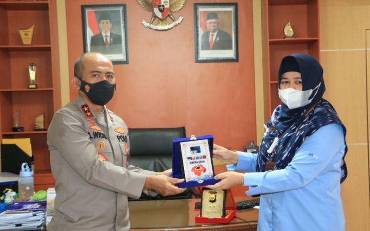 Acara kunjungan silaturahmi kemudian diakhiri dengan penyerahan cinderamata dan fhoto bersama