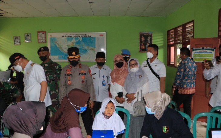 Kapolda Bengkulu Bersama Gubernur dan Kasrem Tinjau Vaksinasi Massal di Sekolah