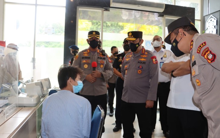 Kapolri Jenderal Listyo Sigit Prabowo mengecek langsung penerapan protokol kesehatan (prokes) dan prosedur pelaksanaan karantina bagi para Pelaku Perjalanan Luar Negeri