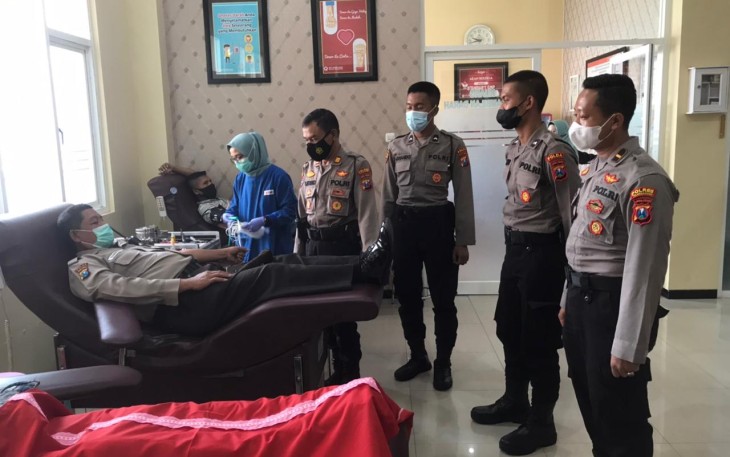 Satpam dan Sat Binmas Polres Tulungagung, menggelar donor darah dalam rangka memperingati HUT ke-41 Satpam