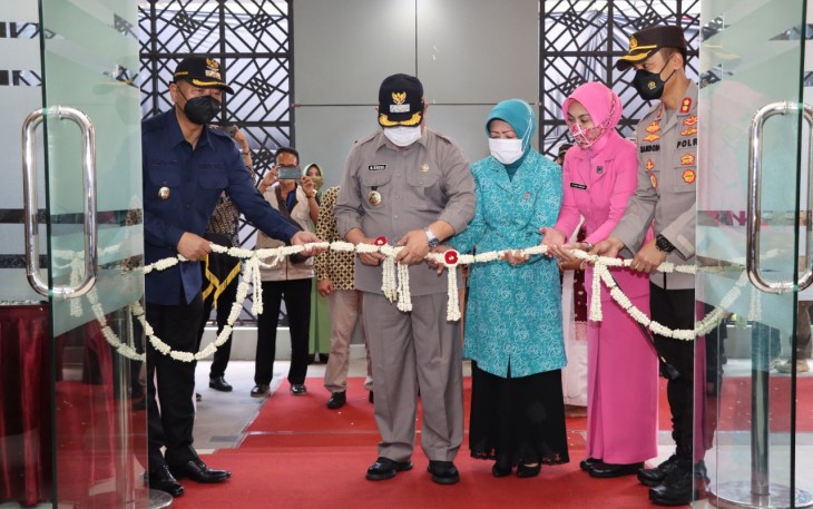 Pengguntingan pita oleh Bupati Tulungagung, tanda diresmikannya Gedung Utama "SARJA ARYA RACANA" dan Kantor Satreskrim Polres Tulungagung