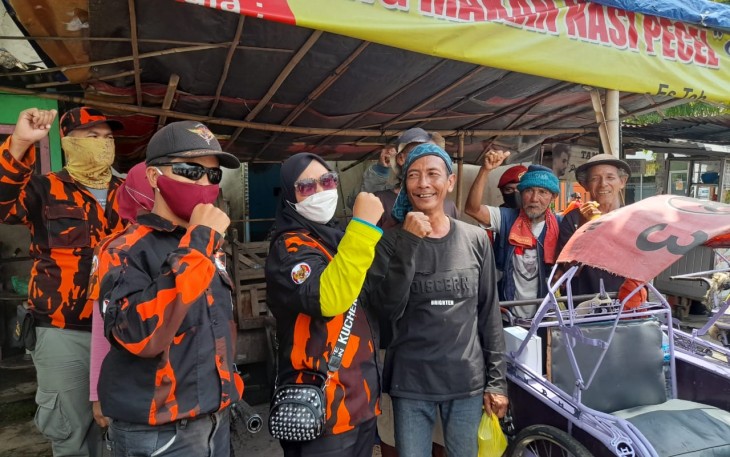 Pemuda Pancasila MPC Blora dan PAC Cepu berbagi "Sego Kobong" dan air mineral kepada warga di sekitar terminal bis Cepu