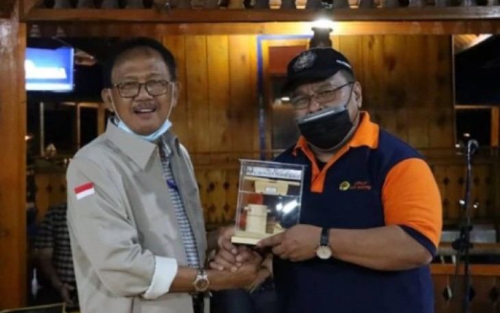 Penandatanganan nota kesepakatan oleh Bupati Pesibar, Agus Istiqlal dan Wakil Rektor 3 Universitas Pasundan, Dr. Deden Ramdan, M.Si