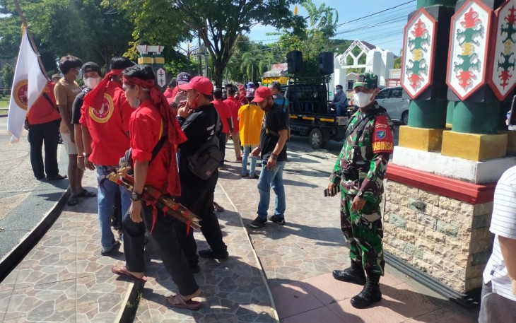 Pelaksanaan pengamanan aksi damai yang di lakukan Koalisi Masyarakat Adat dan Organisasi Masyarakat (Ormas) Dayak Kalteng