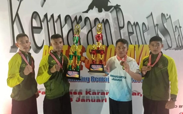 Empat prajurit Yonif MR 413/Bremoro Kostrad peraih medali emas dalam Kejuaraan Pencak Silat Terbuka PSHT se-Solo Raya, di Palur Plasa, Karanganyar, Jawa Tengah, Minggu (23/1/2022).