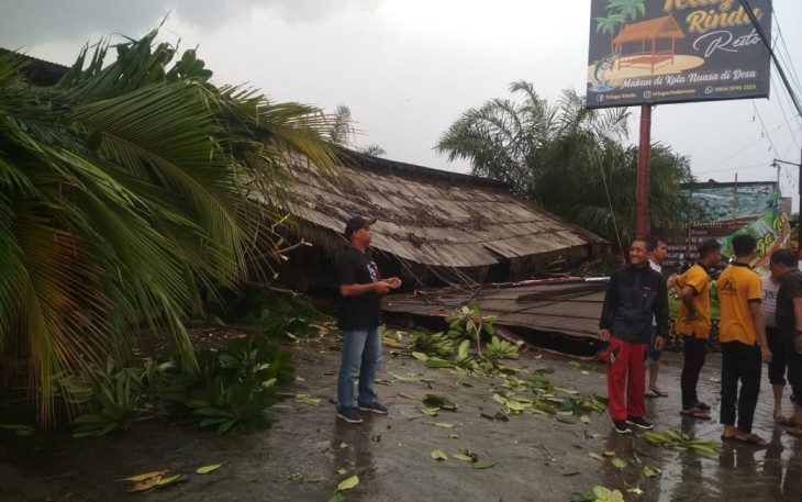 Kondisi RM Telaga Rindu, Jl Slamet Riyadi, Badran Mulyo, Desa Lalung, Kecamatan Karanganyar, setelah diterjang angin