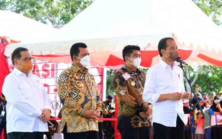 Presiden Joko Widodo saat meninjau kegiatan vaksinasi Covid-19, di Gedung Community Center, Kota Baru, Kecamatan Teluk Sebong, Kabupaten Bintan, Kepulauan Riau