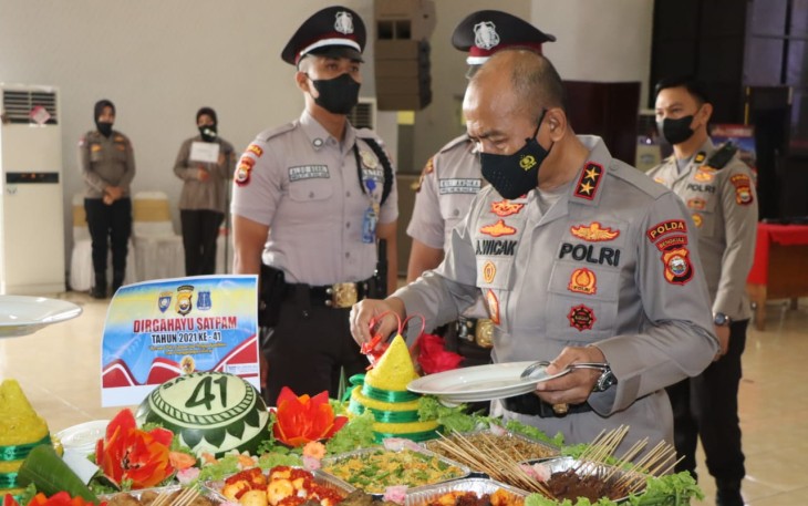 Kapolda bengkulu saat pemotongan tumpeng pada HUT ke-41 Satpam
