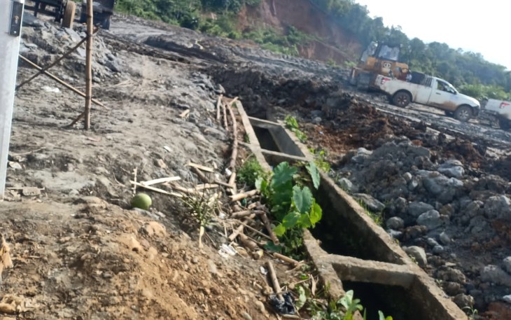 Irigasi di Desa Gunung Selan Bengkulu Utara tertimbun material tambang batubara. Foto: Inews TV/Ismail Yugo