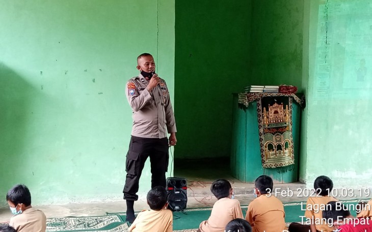 Kasat Binmas Polres Benteng, AKP Untoro, SH, saat menyampaikan bimbingan dangan penyuluhan.
