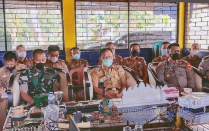 Bupati Pesisir Barat Agus istiqlal saat mendengarkan arahan Presiden RI