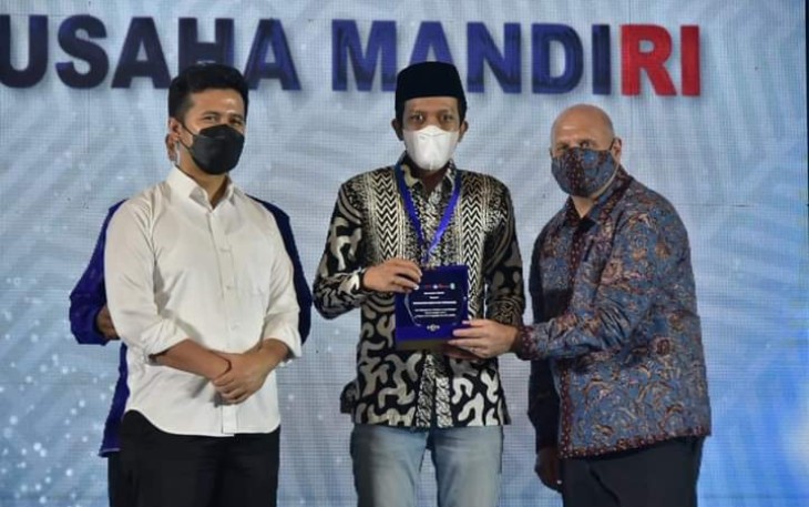 Wakil Bupati Trenggalek, Syah Muhamad Natanegara, saat menerima penghargaan Program JAPRI  dari USAID​​​​​​, di Grand Ballroom, Mercure Hotel Grand Mirama, Surabaya, Rabu (9/2/2022) (Foto: Hardi Rangga, klikwarta.com).