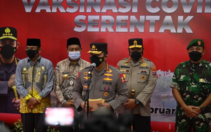Kapolri Jenderal Listyo Sigit Prabowo, saat meninjau akselerasi vaksinasi serentak di Gedung Sultan Suriansyah, Banjarmasin, Kalimantan Selatan