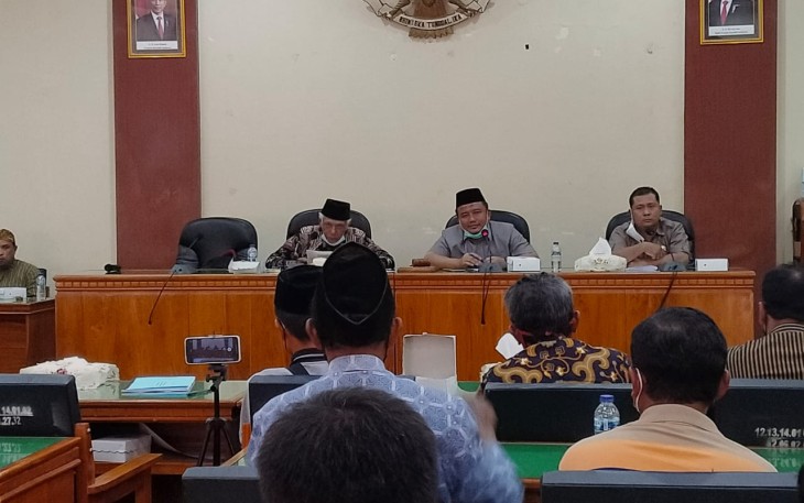 Hearing komisi I DPRD Kabupaten Trenggalek dengan perkumpulan masyarakat Griya Mulya Sumurup, di aula DPRD, Kamis (10/2/2022) (Foto : Hardi Rangga, klikwarta.com)