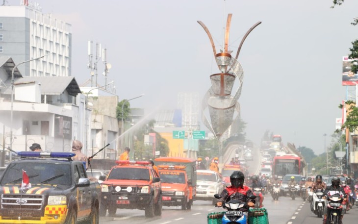 Penyemprotan disinfektan oleh Satgas gabungan Surakarta, di jalan protokol dan lokasi strategis
