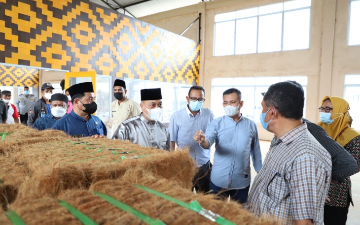 Bupati Lingga saat meninjau Sentra IKM Kelapa di Desa Resang