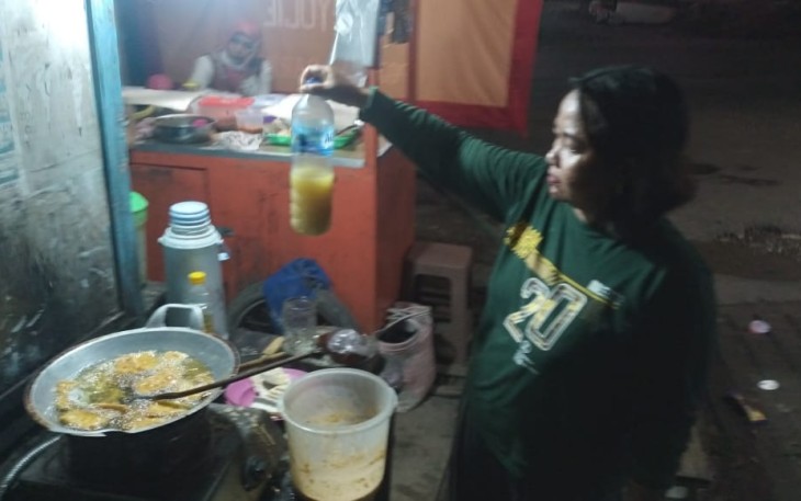 Warga mengeluhkan sulitnya mendapatkan minyak goreng di pasar tradisional.