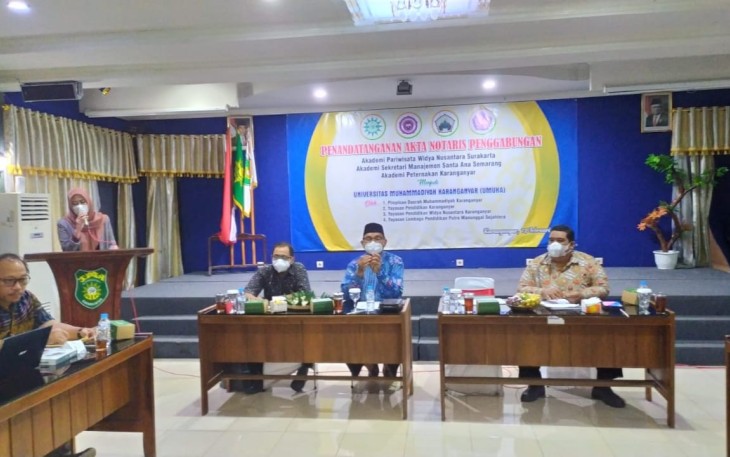 Penandatanganan akta notaris penggabungan tiga PTS menjadi UMUKA, di Karanganyar, Senin (14/2/2022)