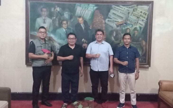 Sandi Nayoan dan pengurus SMSI Pusat, usai diskusi terkait isu hukum dalam dunia jurnalistik dan kebhinekaan di Indonesia
