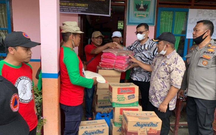Penyerahan bantuan sembako bagi warga terdampak banjir bandang di Kejorongan Lundar, Pasaman 