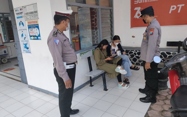 Polsek Ngunut Polres Tulungagung saat menggelar Pamor Keris