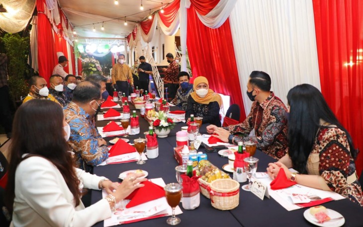 AHY saat silaturahim dengan Gubernur Jawa Timur Khofifah Indar Parawansa di Grahadi, Surabaya