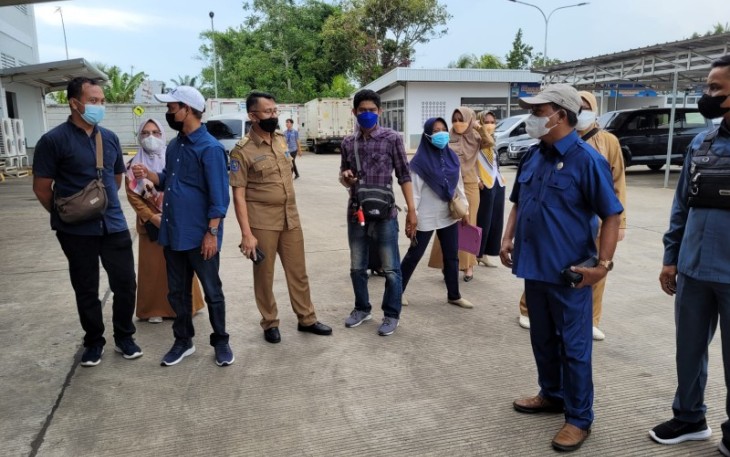 Ketua Komisi III DPRD Kota Bengkulu Dediyanto saat sidak ke gudang Indomarco.