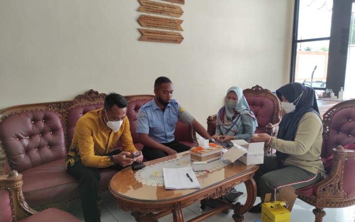 Kunjungan vaksinator door to door