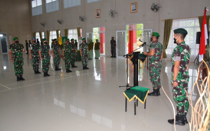 Danrem Brigjen TNI Jimmy, saat memimpin sertijab dua Dandim jajaran Korem 033/WP 
