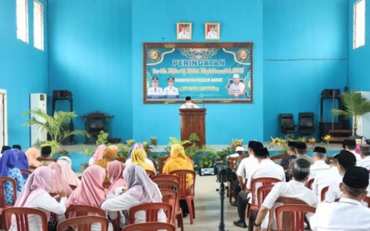 Wakil Bupati Pesibar, A. Zulqoini Syarif, saat menghadiri acara peringatan Isra Mi’raj 