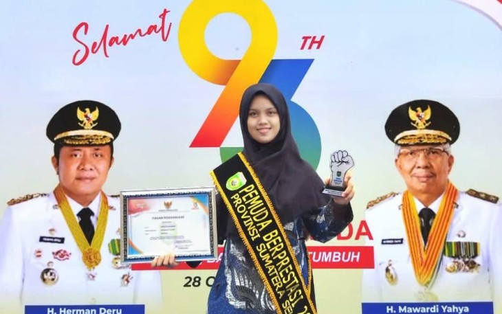 Chintya Maulini Saat Menerima Penghargaan Pemuda Berprestasi  Provinsi Sumatera Selatan 2021