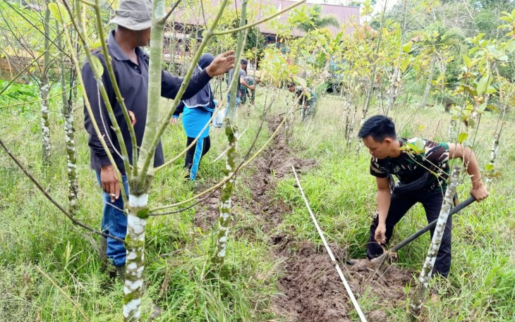  pemasangan Saluran Air di Lingkungan sekolah SDN 05 Perbatasan
