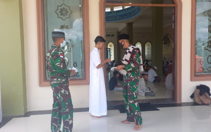 Pembagian masker untuk jamaah Masjid 