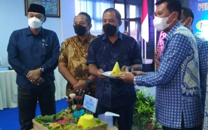 Dari kiri ke kanan, Ketua DPRD Karanganyar Bagus Selo, Wabup Rober Christanto, Bupati Juliyatmono dan Dirut Bank Daerah Karanganyar, Haryono saat pemotongan tumpeng di Bank Daerah Karanganyar