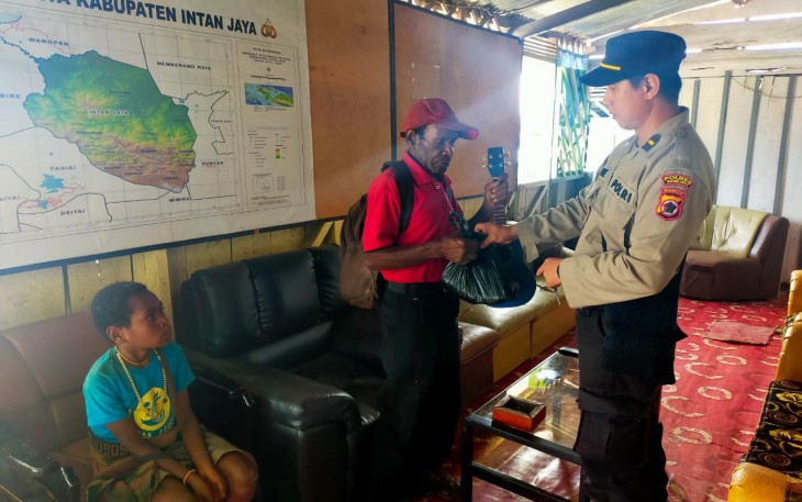 Program Koteka Gandeng Pdt Barnabas Kobogau