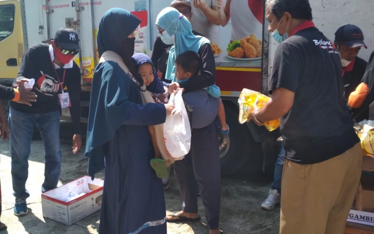 Warga sedang mengantri membeli minyak goreng di halaman kantor Lurah Popongan
