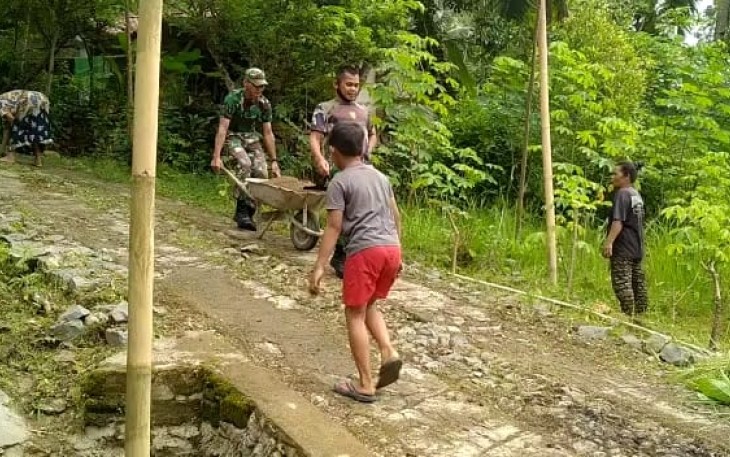 Babinsa Bersama Warga Karya Bakti Perbaiki Jalan
