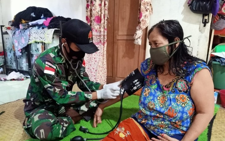 Satgas Perbatasan Berikan Pengobatan Gratis