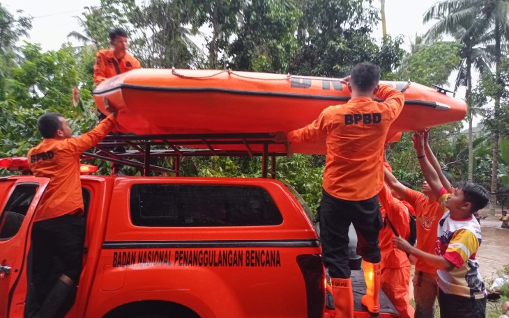 Tim BPBD setempat saat menurunkan perahu karet guna membatu korban terdampak banjir.