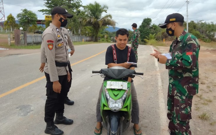 Sinergitas Satgas Yonif 144/JY Bersama Polri, Bagikan Masker Ke Warga