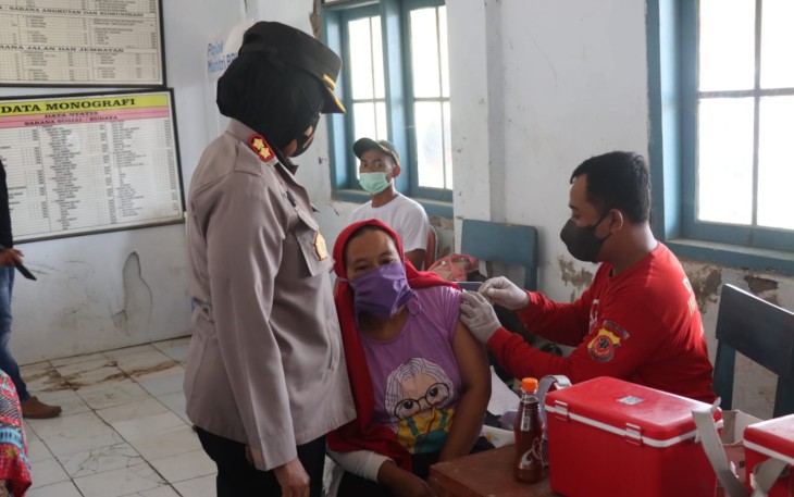 Kapolres Subang Monitoring Vaksinasi Ratusan Warga Desa Wanajaya