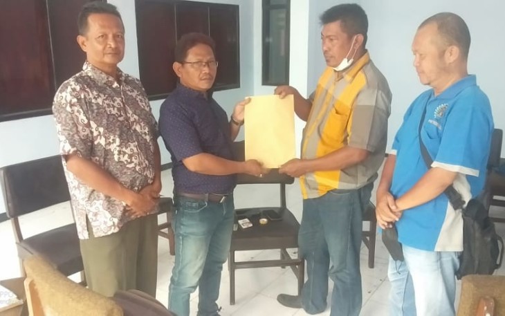 Hardi Rangga, saat menyerahkan berkas pendaftaran calon ketua PWI Trenggalek masa bakti 2022-2025, di sekretariat PWI Trenggalek