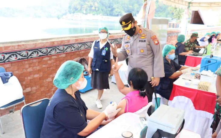 Vaksinasi Lansia di Ruang Terbuka Publik Pantai Atsari Parapat