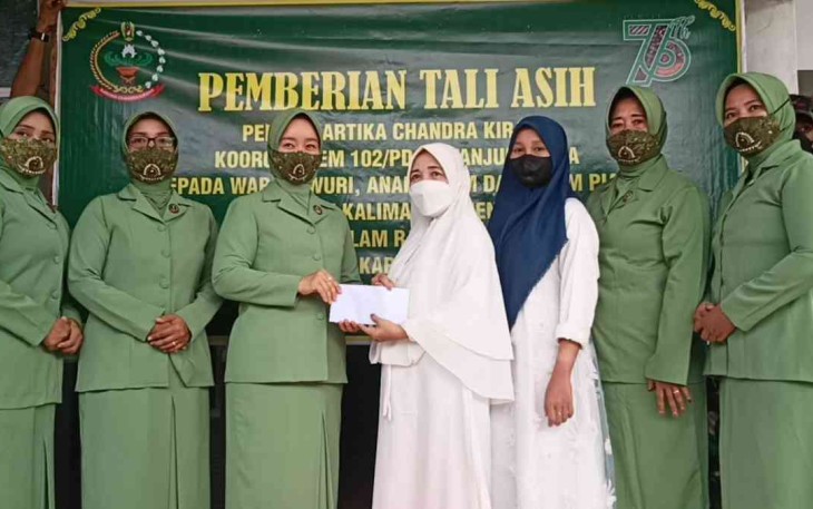 Sambut HUT Persit Ke-76, Persit KCK Dim 1015 Koorcab Rem 102 PD XII/Tpr Berikan Tali Asih Warakauri